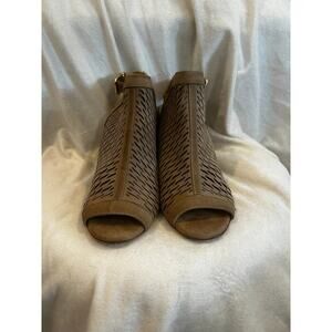 size 9 Antonio Melani Tan Leather Peep Toe Heels